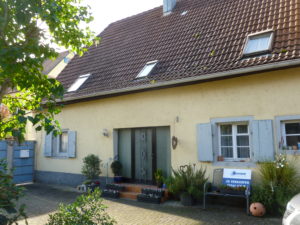 Mehr über den Artikel erfahren Ländliches Anwesen mit Hof, Scheune und Garten 79361 Jechtingen a. K.